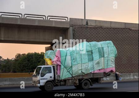 Égypte. 13th novembre 2022. Un minibus se trouve sur une route entre le Caire et Alexandrie. Credit: Christophe bateau/dpa/Alay Live News Banque D'Images