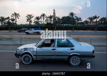 Égypte. 13th novembre 2022. Une voiture se trouve sur une route entre le Caire et Alexandrie. Credit: Christophe bateau/dpa/Alay Live News Banque D'Images