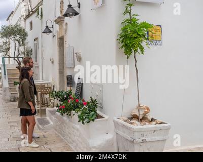En regardant le menu, Ostuni, Puglia, Italie Banque D'Images