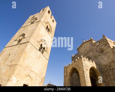 Tour du clocher (Torre di Frederico) et cathédrale, Erice, Sicile, Italie, Europe Banque D'Images