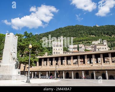 Vue de la ville basse jusqu'à la vieille ville et la cathédrale, Gubbio, Ombrie, Italie Banque D'Images