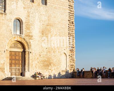 Vue sur le Palazzo Ducale, Piazza Grande, Gubbio, Ombrie, Italie Banque D'Images