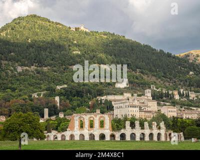 Amphithéâtre romain et vue sur la vieille ville et la cathédrale, Gubbio, Ombrie, Italie Banque D'Images