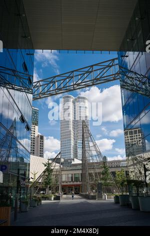 Vue depuis les façades en verre du Kranzlereck jusqu'à la tour du Haut-Ouest, le nouveau point de repère de Berlin Banque D'Images