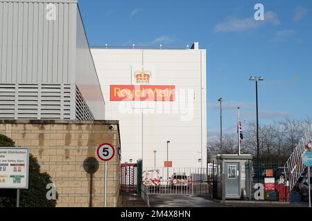 Langley, Slough, Berkshire, Royaume-Uni. 23rd décembre 2022. Les chauffeurs étaient en train de fournir aujourd'hui leur soutien aux travailleurs de Royal Mail sur la ligne de piquetage à l'extérieur du Heathrow Worldwide Dstrbution Center. Les travailleurs du Royal Mail sont en grève aujourd'hui et demain dans le cadre d'un conflit permanent sur la rémunération et les conditions de travail. Crédit : Maureen McLean/Alay Live News Banque D'Images