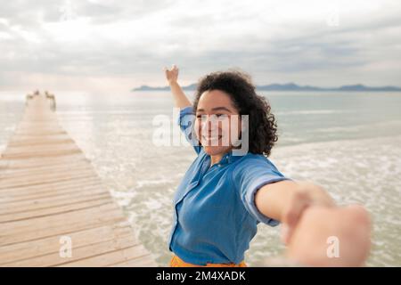 Couple holding hands on jetty Banque D'Images