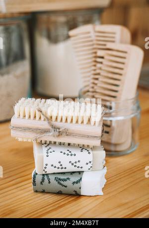 Pile de barres de savon et de brosse à récurer sur la table en magasin Banque D'Images