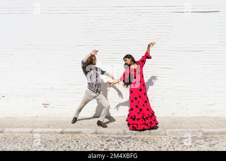 Danseurs de flamenco devant le mur blanc Banque D'Images