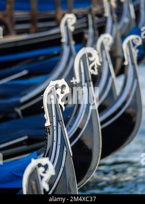 sternes de fer de gondoles dans le bassin de San Marco, Venise, Italie Banque D'Images