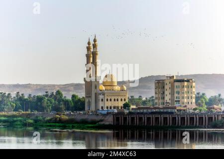 Égypte, gouvernorat d'Assouan, Assouan, rive du Nil avec la mosquée El-Tabia en arrière-plan Banque D'Images