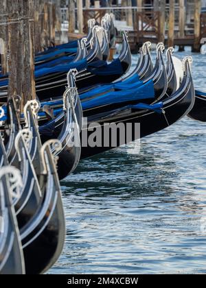 sternes de fer de gondoles dans le bassin de San Marco, Venise, Italie Banque D'Images