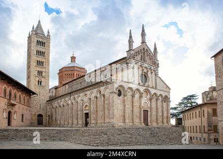 Cathédrale de Massa Marittima sous ciel nuageux à Toscane, Italie Banque D'Images