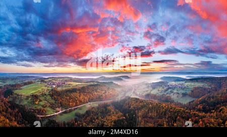 Allemagne, Bade-Wurtemberg, Drone vue du ciel de moody au-dessus de la vallée de Remstal à l'aube brumeuse Banque D'Images