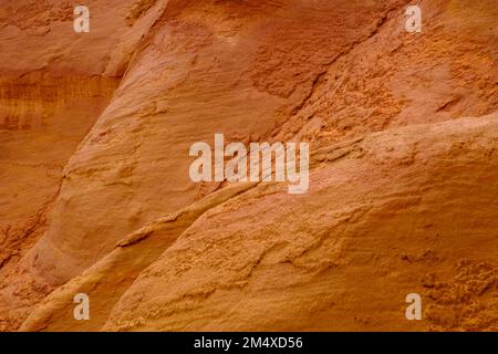 France, Provence-Alpes-Côte d'Azur, mur de falaise ocre dans la carrière du Sentier des Acres Banque D'Images