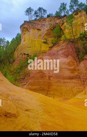 France, Provence-Alpes-Côte d'Azur, falaise d'Ocher dans la carrière du Sentier des Acres Banque D'Images