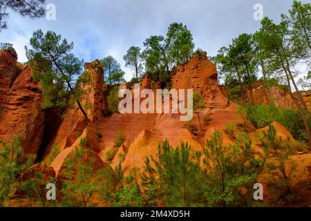 France, Provence-Alpes-Côte d'Azur, falaises d'Ocher dans la carrière du Sentier des Acres Banque D'Images