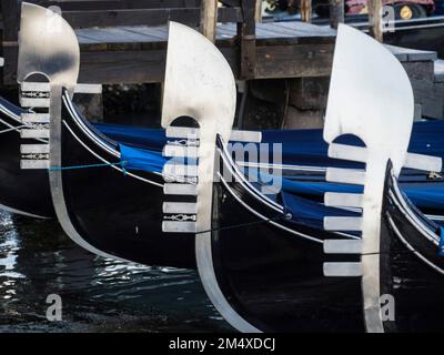 Gondole en fer prows, bassin San Marco, Venise, Italie Banque D'Images