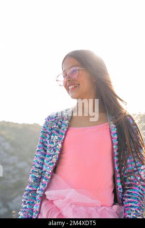 Bonne fille portant des lunettes de soleil le jour ensoleillé Banque D'Images