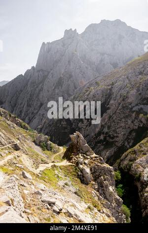 Espagne, Castille et Leon, Posada de Valdeon, paysage escarpé de la gamme Picos de Europa Banque D'Images