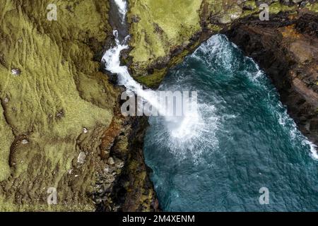 Cascade de Mulafossur au milieu d'une montagne rocheuse Banque D'Images