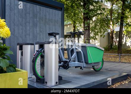 Allemagne, Bavière, Munich, Location électrique de vélos de fret charge à la station Banque D'Images