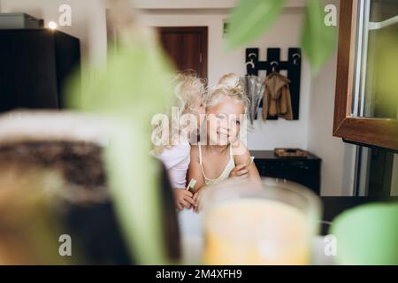 Affectueux filles avec des brosses à dents en bois dans la cuisine Banque D'Images