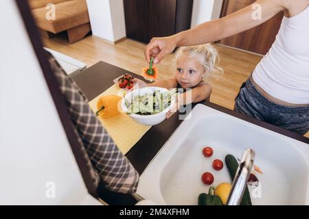 Collecte des déchets organiques des légumes dans la cuisine Banque D'Images