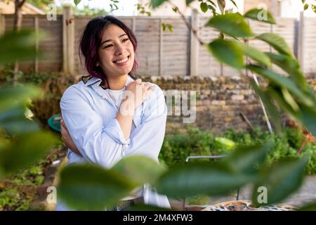 Bonne jeune femme dans le jardin Banque D'Images