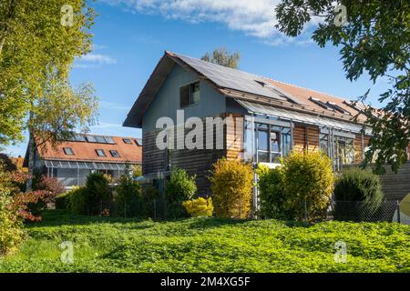 Allemagne, Bavière, Munich, Yard derrière les maisons de banlieue modernes à faible consommation d'énergie Banque D'Images