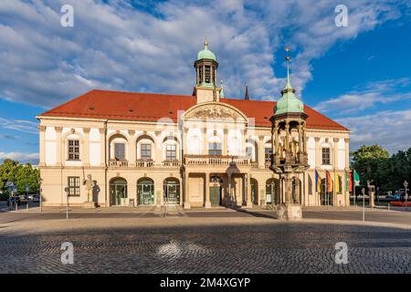 Allemagne, Saxe-Anhalt, Magdeburg, statue de Magdeburger Reiter devant l'hôtel de ville historique Banque D'Images