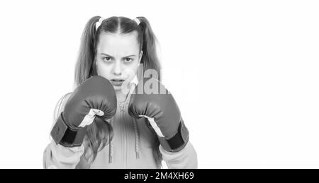 elle se battra. concentré de punching d'enfant. poing de combat. jeune fille en gants de boxe. attaque en colère. Banque D'Images