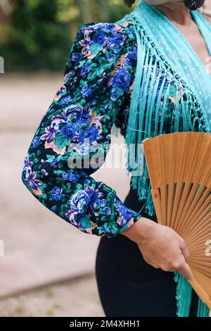 Femme en costume de flamenco tenant un ventilateur pliant Banque D'Images