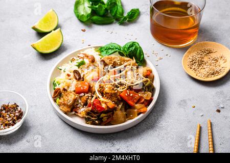 Assiette de poulet haché suey avec basilic et graines de sésame Banque D'Images