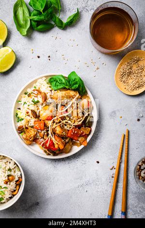 Assiette de poulet haché suey avec basilic et graines de sésame Banque D'Images