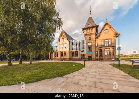 Allemagne, Hambourg, façade de la villa historique sur l'île de Kaltehofe au crépuscule Banque D'Images