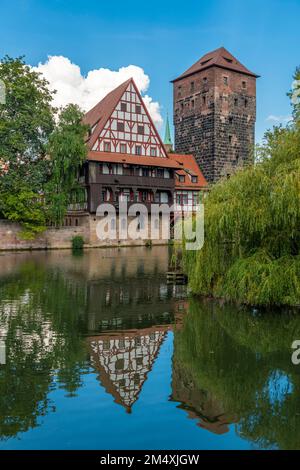 Allemagne, Bavière, Nuremberg, Weinstadel et Henkerhaus Musée se reflétant dans la rivière Pegnitz Banque D'Images