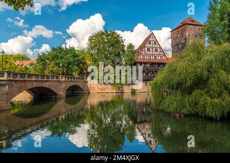 Allemagne, Bavière, Nuremberg, pont Maximilian avec Weinstradel et musée Henkerhaus en arrière-plan Banque D'Images