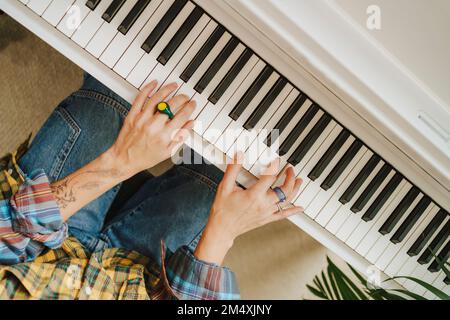 Des mains de pianiste s'exerçant au piano en studio Banque D'Images