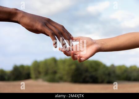 Main de l'homme touchant les doigts de la femme Banque D'Images