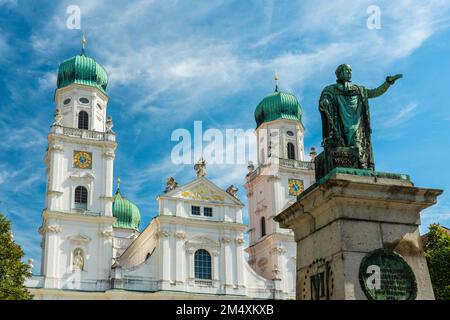 Allemagne, Bavière, Passau, Monument au roi Maximilian I en face de St. Cathédrale Stephens Banque D'Images