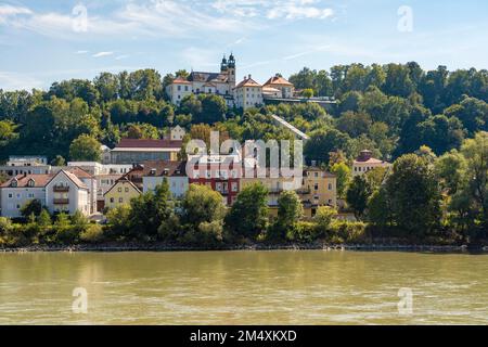 Allemagne, Bavière, Passau, Inn River en été avec Wallfahrtskirche Mariahilf église en arrière-plan Banque D'Images