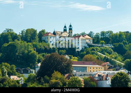 Allemagne, Bavière, Passau, vue sur l'église de Wallfahrtskirche Mariahilf et les arbres environnants en été Banque D'Images