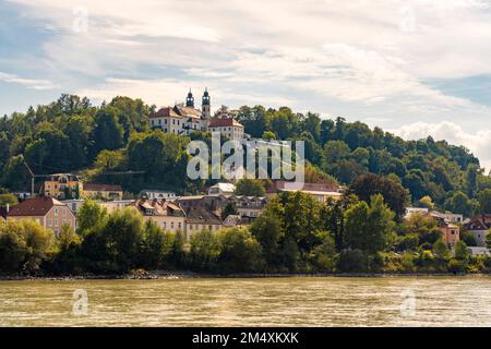 Allemagne, Bavière, Passau, Inn River en été avec Wallfahrtskirche Mariahilf église en arrière-plan Banque D'Images