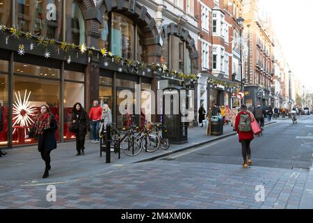 Les gens qui marchent le long de long Acre après les magasins à l'heure de Noël à Covent Garden West Londres Angleterre Royaume-Uni 2022 KATHY DEWITT Banque D'Images