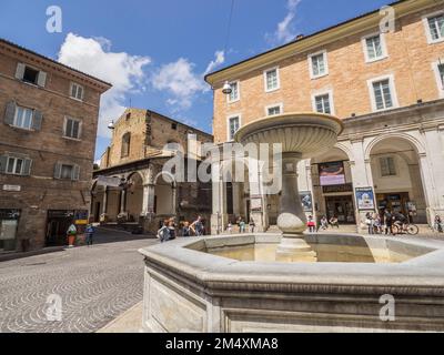 Piazza della Repubblica, Urbino, le Marche, Italie, Europe Banque D'Images