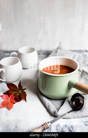 Photo studio d'une soupe de poulet de style mexicain Banque D'Images