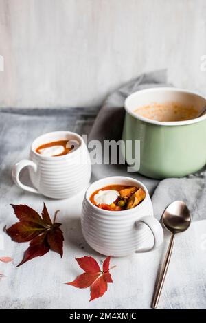 Soupe au poulet de style mexicain prête à consommer avec légumes et crème sure Banque D'Images