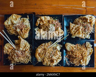 Mie Gacoan Restaurant, Semarang City, Central Java, Indonésie - 18 décembre 2022 : six assiettes de nouilles frites de Mie Gacoan Banque D'Images