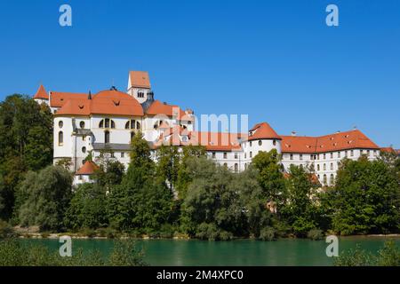 Allemagne, Bavière, Fussen, Château de Fussen et St. Abbaye de Mangs avec rive de la rivière Lech en premier plan Banque D'Images