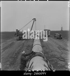 ***26 AVRIL 1971, PHOTO DE DOSSIER*** Construction d'un pipeline de transit longue distance depuis l'URSS. Ce mois-ci, n.p. Plynostav Rossice a commencé un autre par Banque D'Images